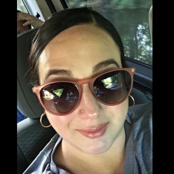 Meet your Posher, Ashlee - Picture 1 of 1